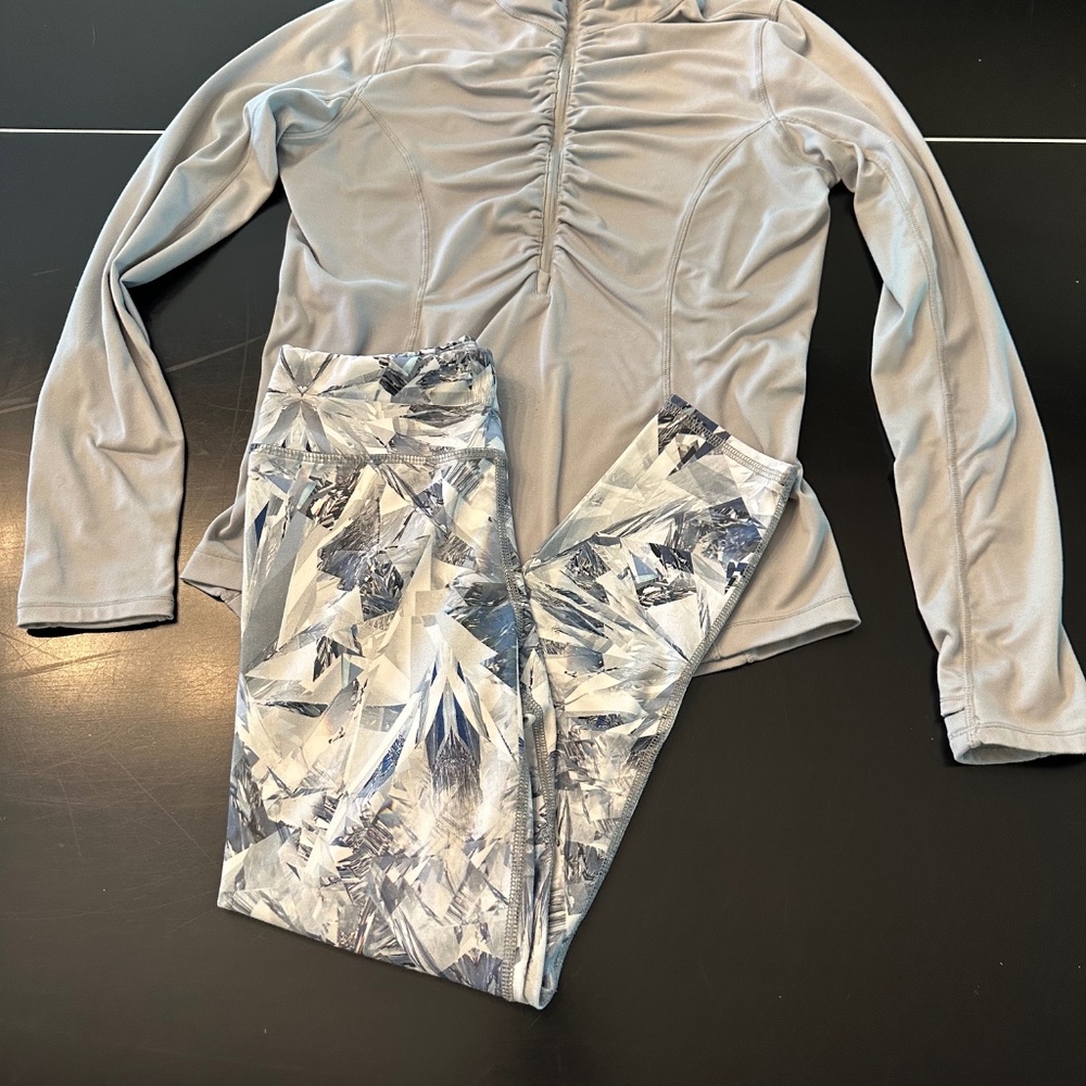 Quarter Zip Top & Printed Leggings in Gray-Size med - Picture 6 of 8